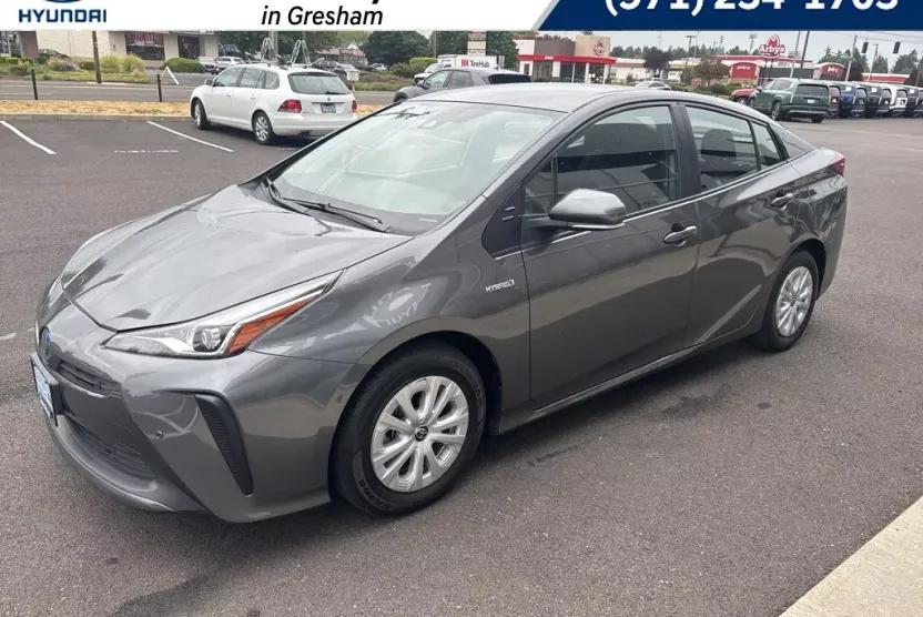 2022 Toyota Prius L photo 1