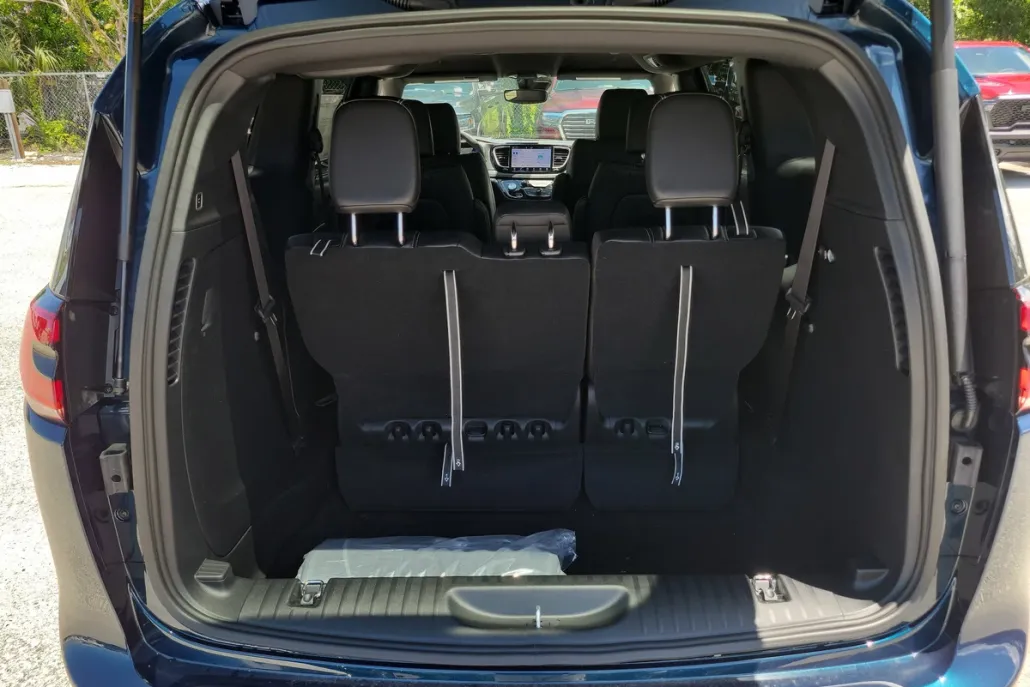 2025 Chrysler Pacifica photo 1
