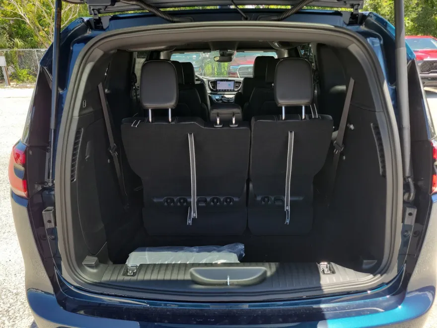 2025 Chrysler Pacifica photo 1