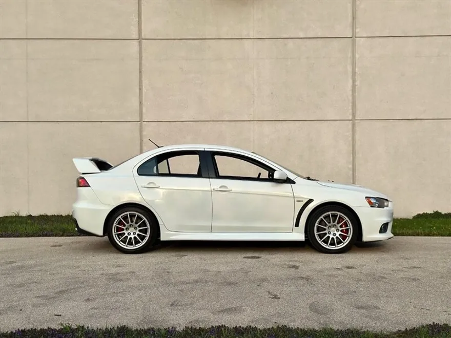 2010 Mitsubishi Lancer Evolution GSR photo 6