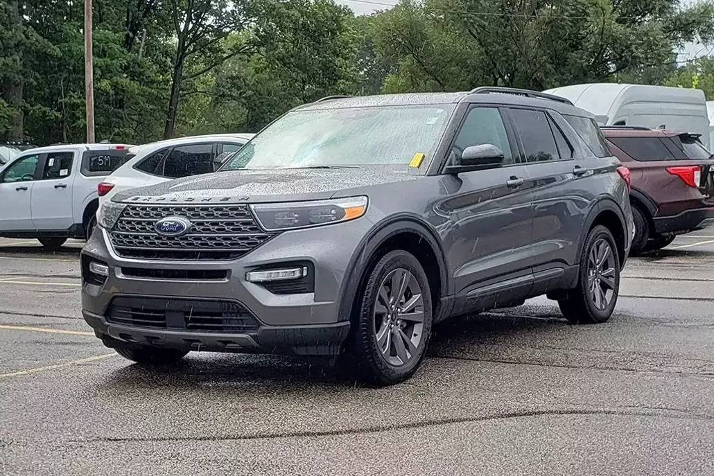 2022 Ford Explorer XLT photo 1