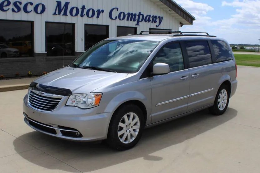 2016 Chrysler Town & Country Touring photo 1