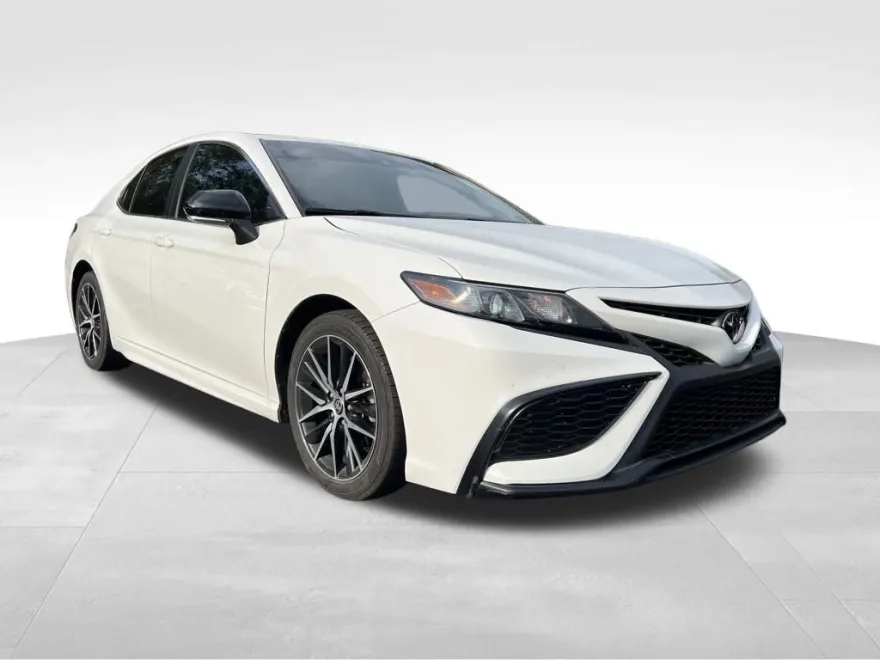 2022 Toyota Camry SE photo 1