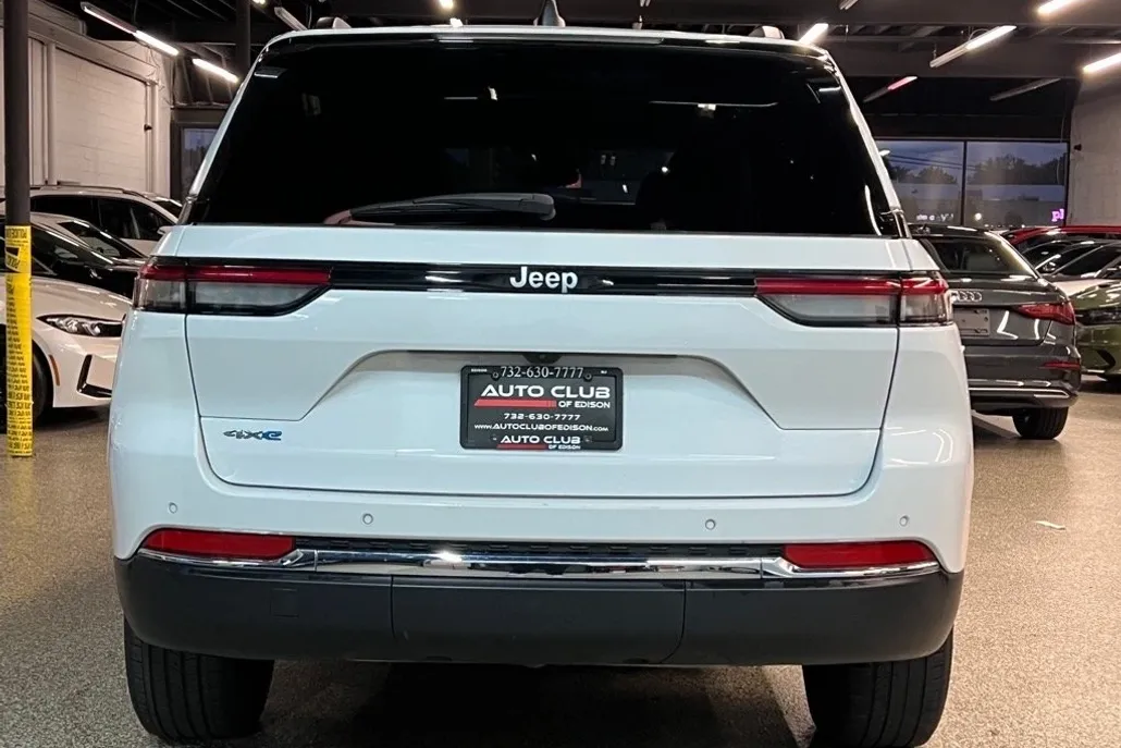 2024 Jeep Cherokee Limited 4xe photo 1