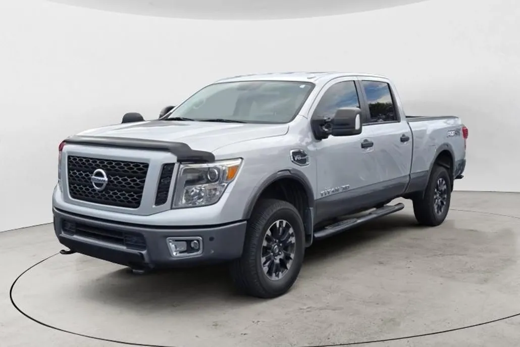 2019 Nissan Titan PRO-4X Crew Cab photo 1