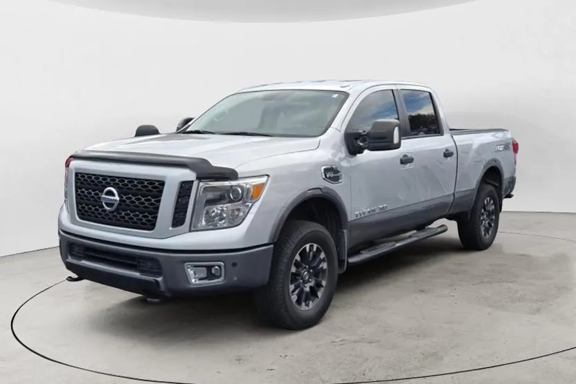 2019 Nissan Titan PRO-4X Crew Cab photo 1