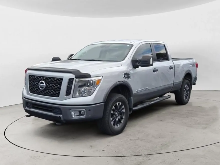 2019 Nissan Titan PRO-4X Crew Cab photo 1