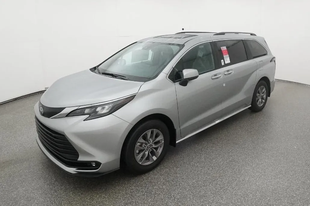 2025 Toyota Sienna XLE photo 1