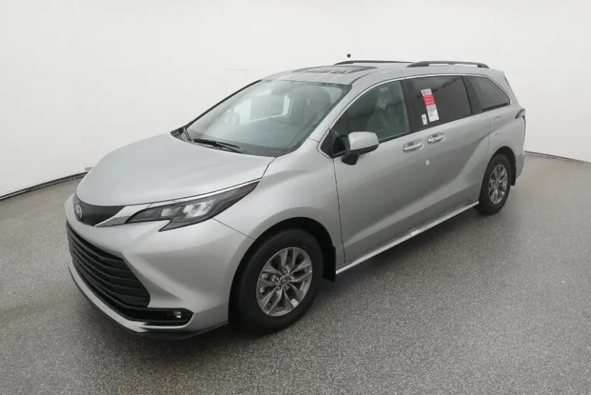 2025 Toyota Sienna XLE photo 1
