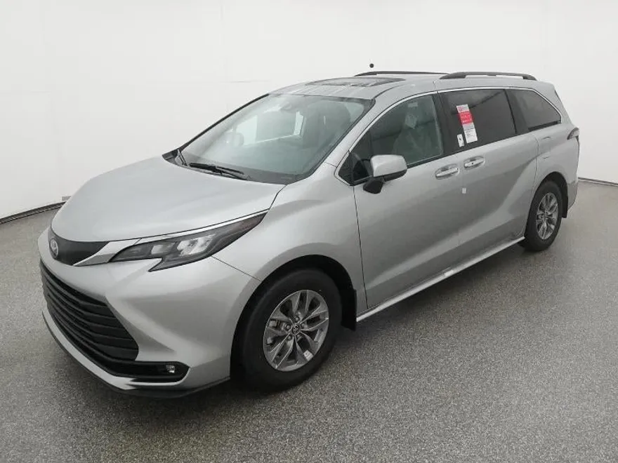 2025 Toyota Sienna XLE photo 1