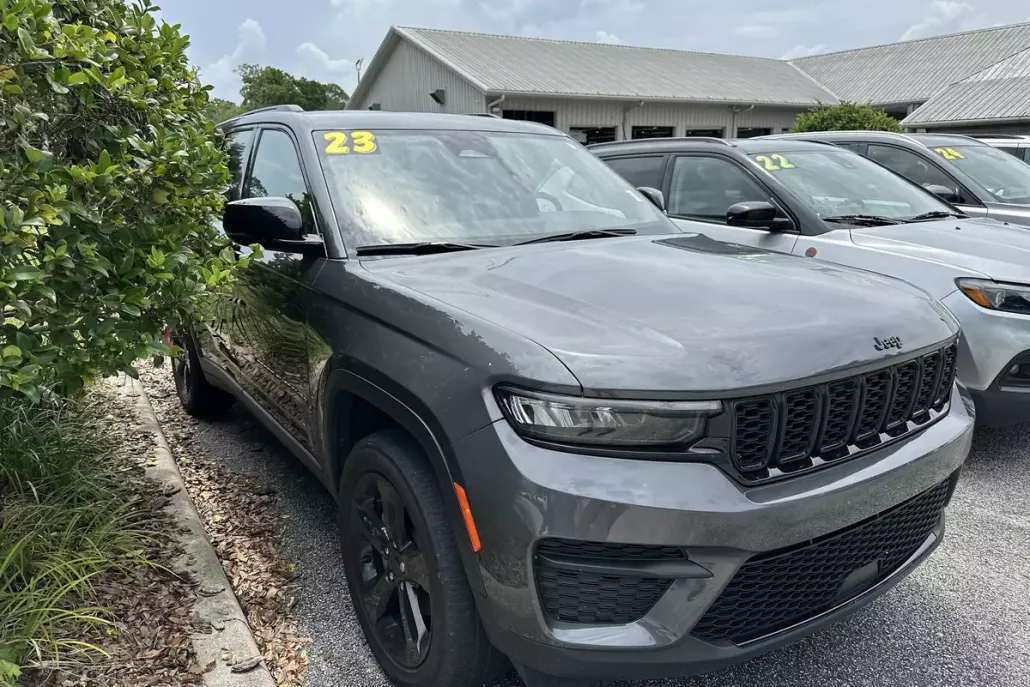 2023 Jeep Grand Cherokee Laredo photo 1