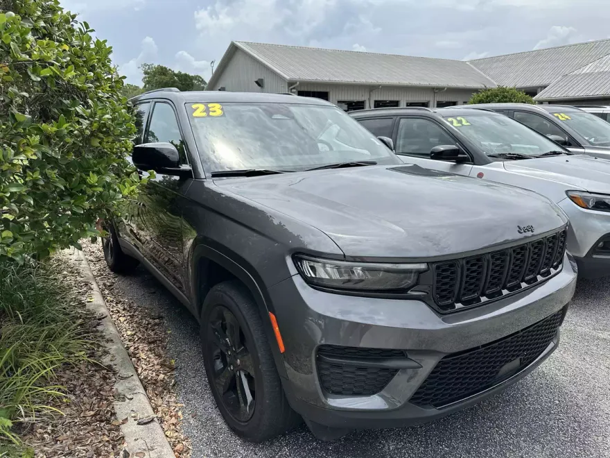 2023 Jeep Grand Cherokee Laredo photo 1
