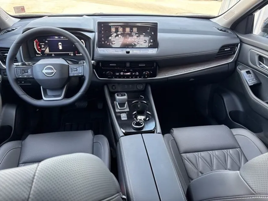 2026 Nissan Rogue Platinum photo 1