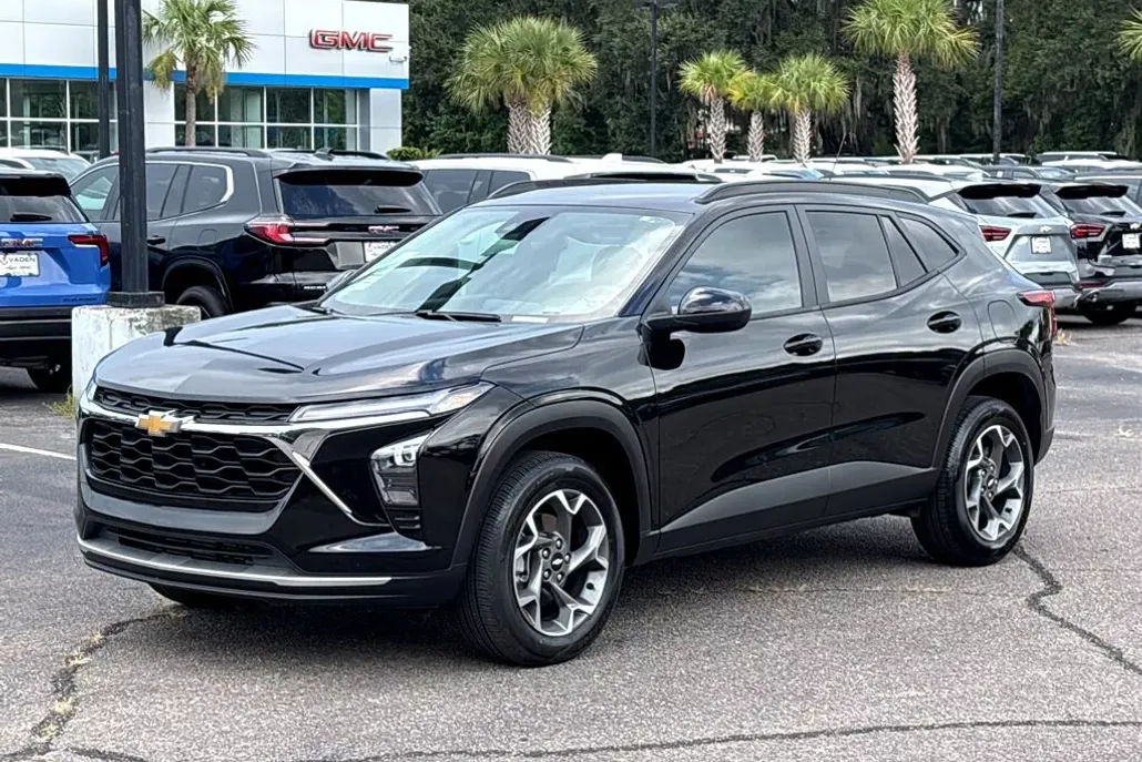 2024 Chevrolet Trax LT photo 1