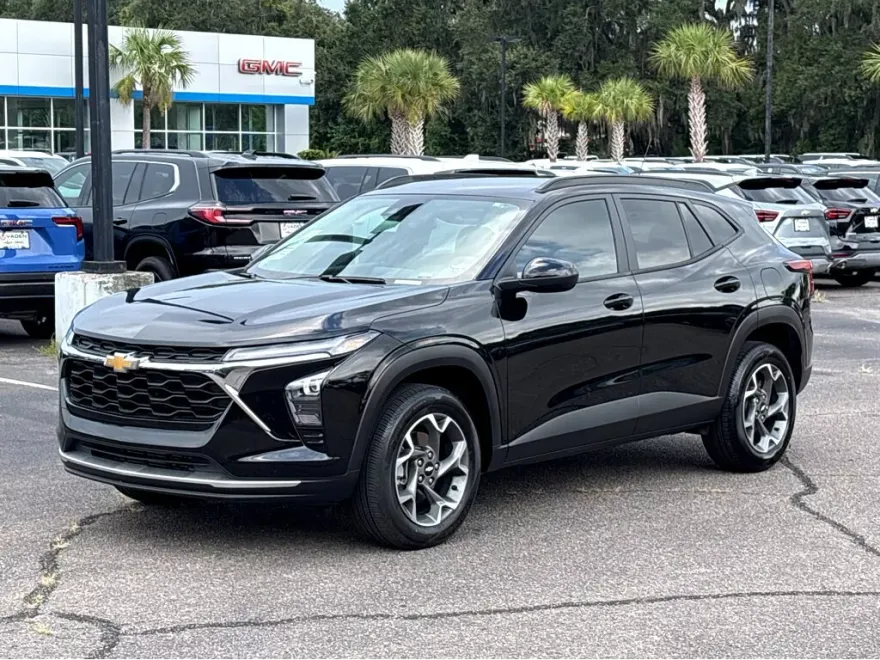 2024 Chevrolet Trax LT photo 1