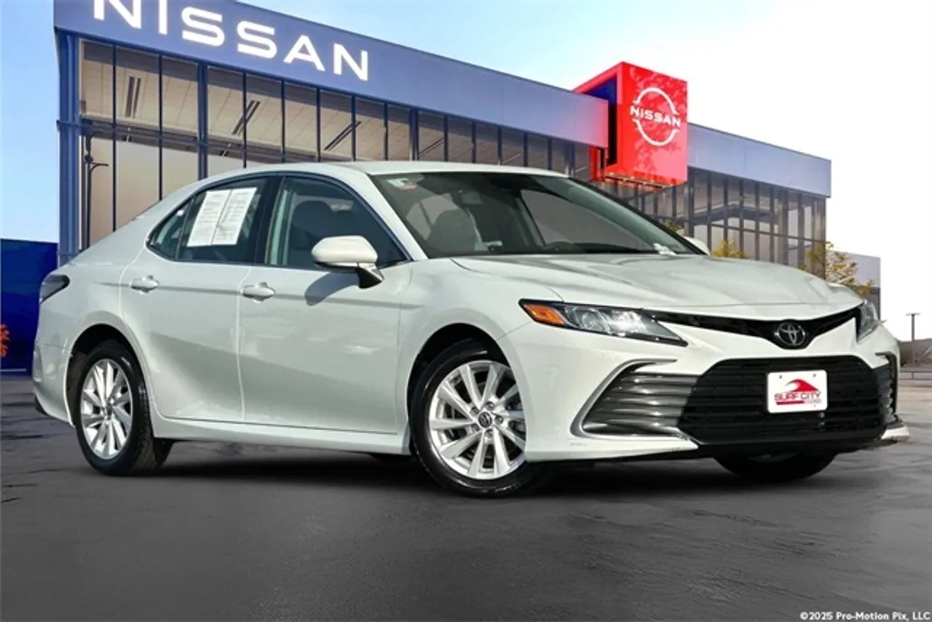 2023 Toyota Camry LE photo 1