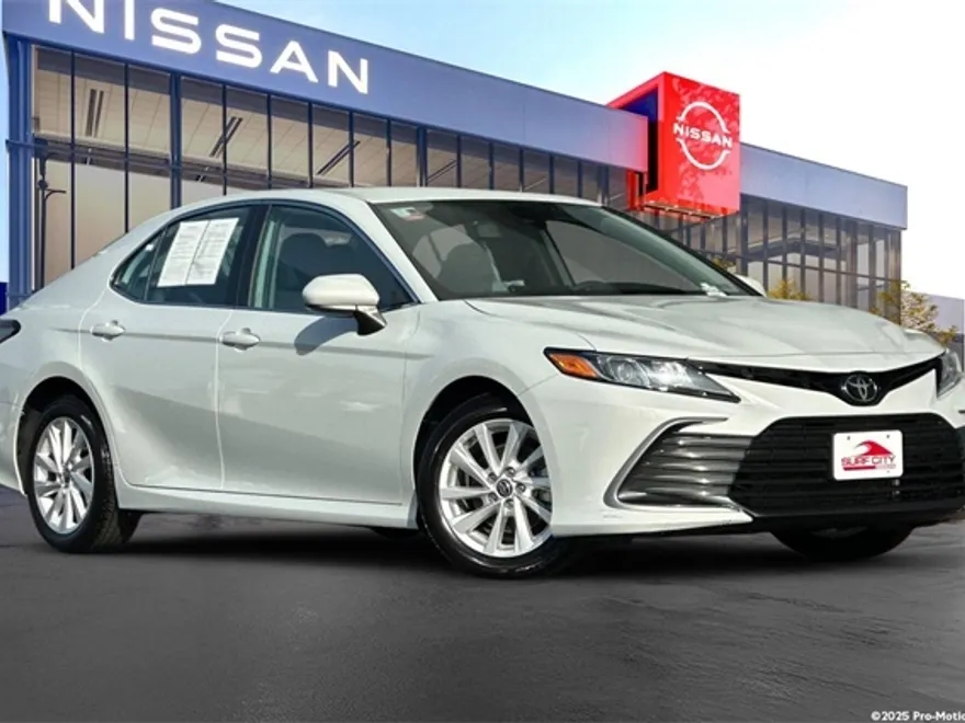 2023 Toyota Camry LE photo 1