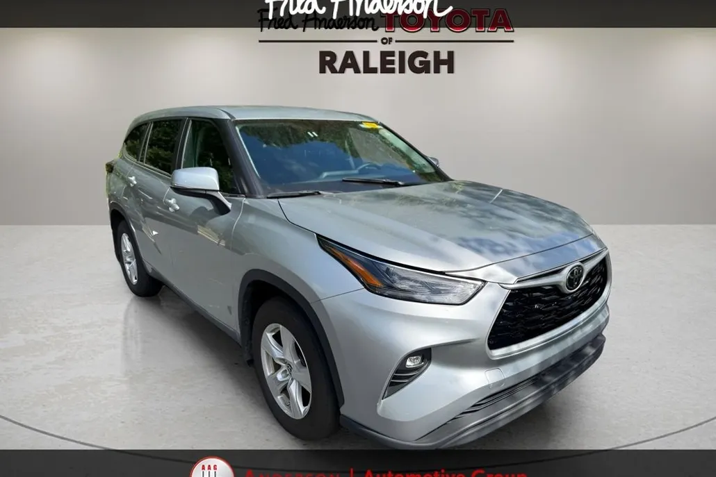 2024 Toyota Highlander LE photo 1