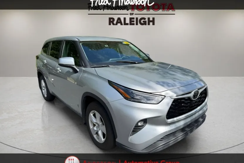 2024 Toyota Highlander LE photo 1