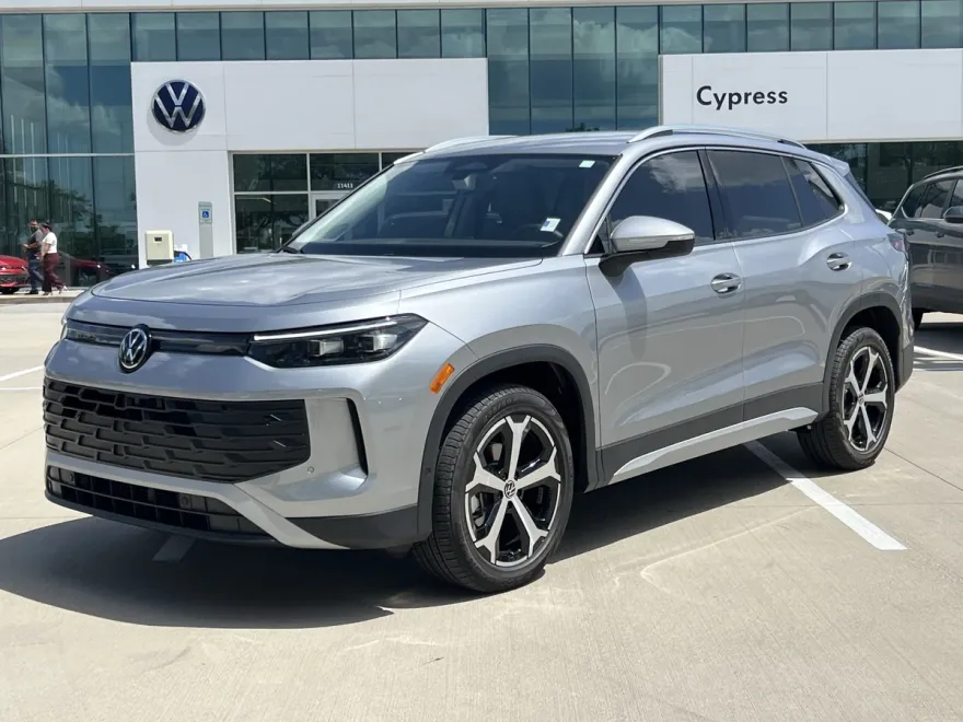2025 Volkswagen Tiguan SE photo 1