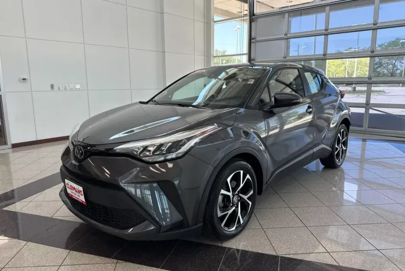 2022 Toyota C-HR XLE photo 1