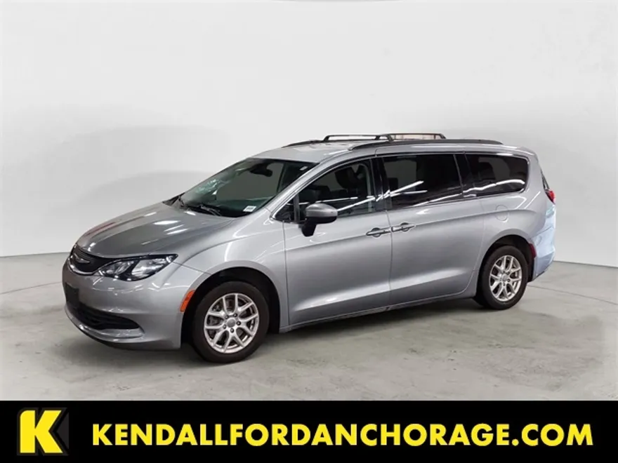 2020 Chrysler Voyager LXi photo 1