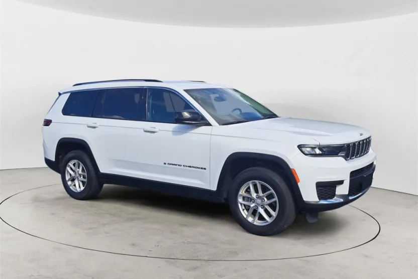2023 Jeep Grand Cherokee Laredo photo 1