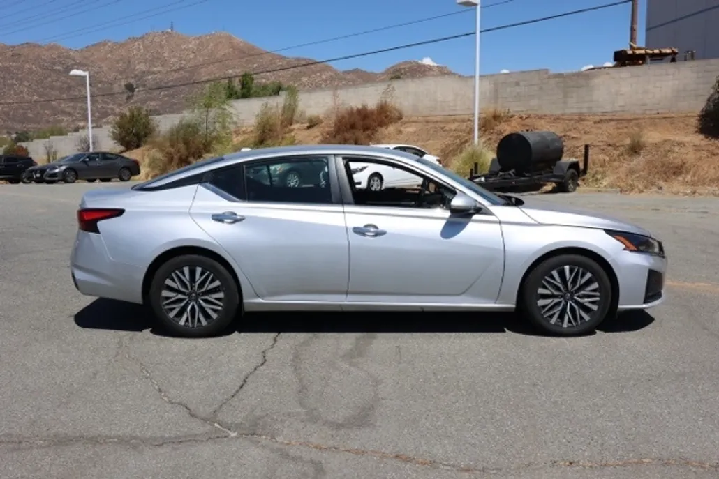 2023 Nissan Altima 2.5 SV photo 1