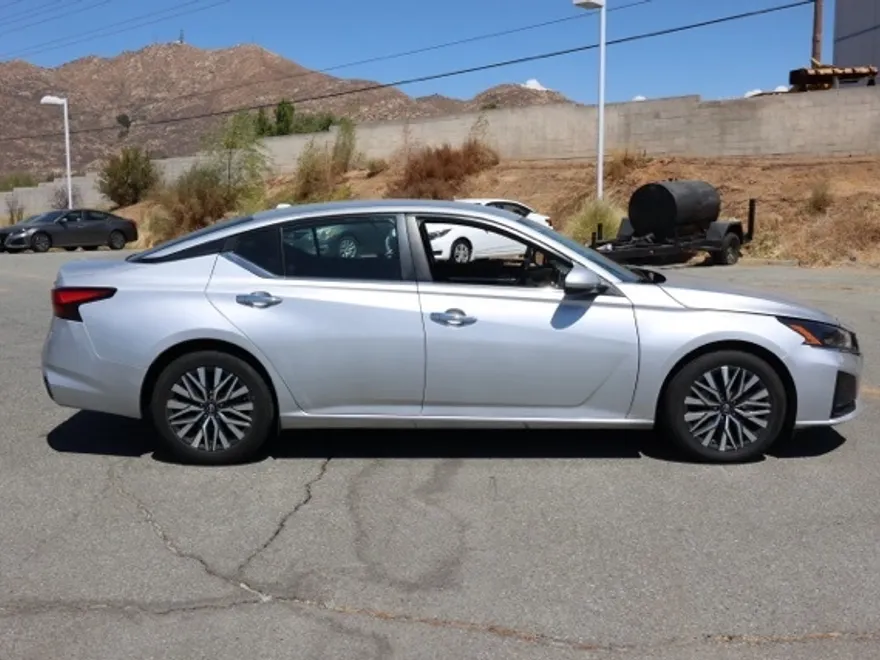2023 Nissan Altima 2.5 SV photo 1