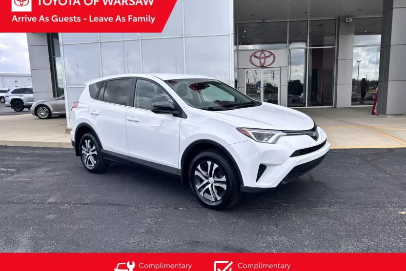 2017 Toyota RAV4 LE photo 1
