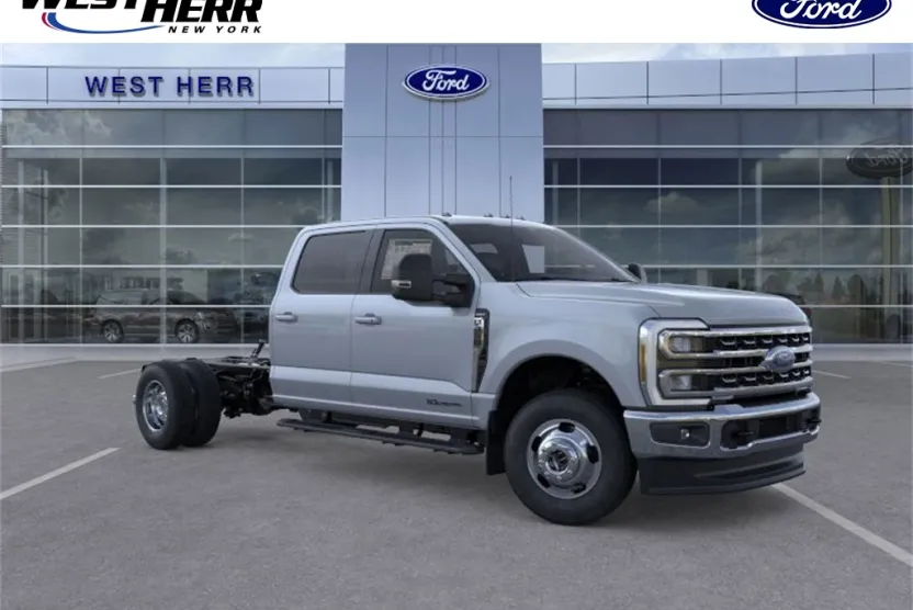 2025 Ford F-350 Lariat photo 1