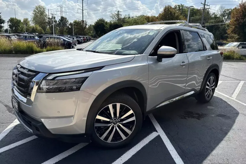 2024 Nissan Pathfinder Platinum photo 1