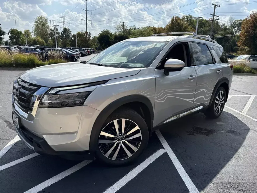2024 Nissan Pathfinder Platinum photo 1