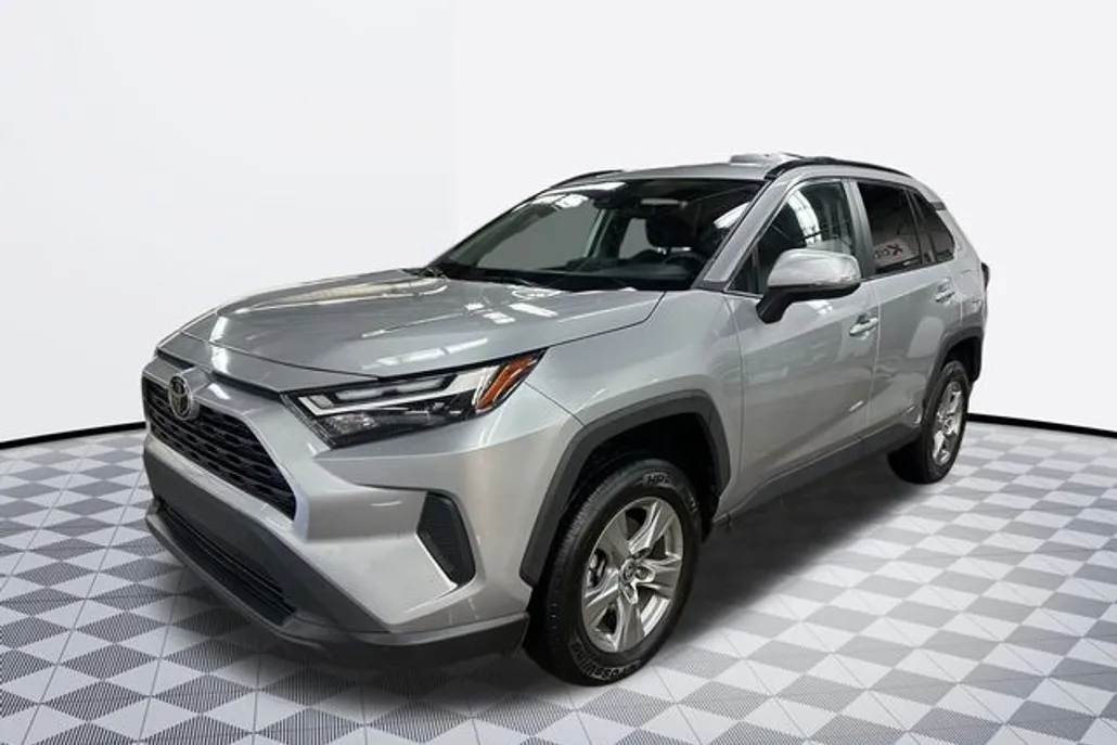 2023 Toyota RAV4 XLE photo 1