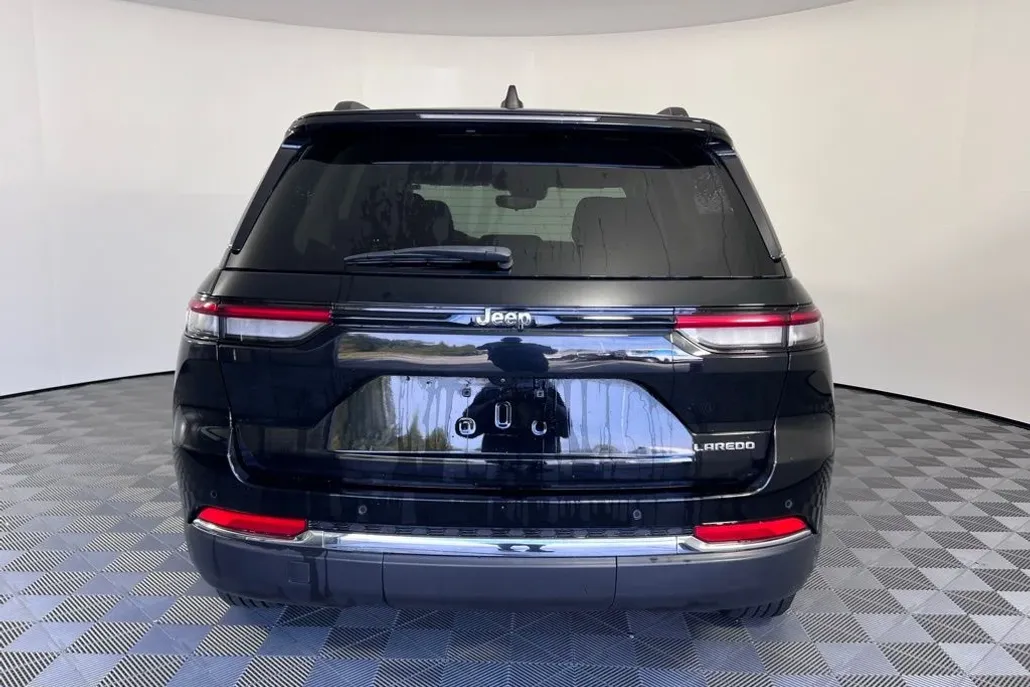 2023 Jeep Grand Cherokee Laredo photo 1