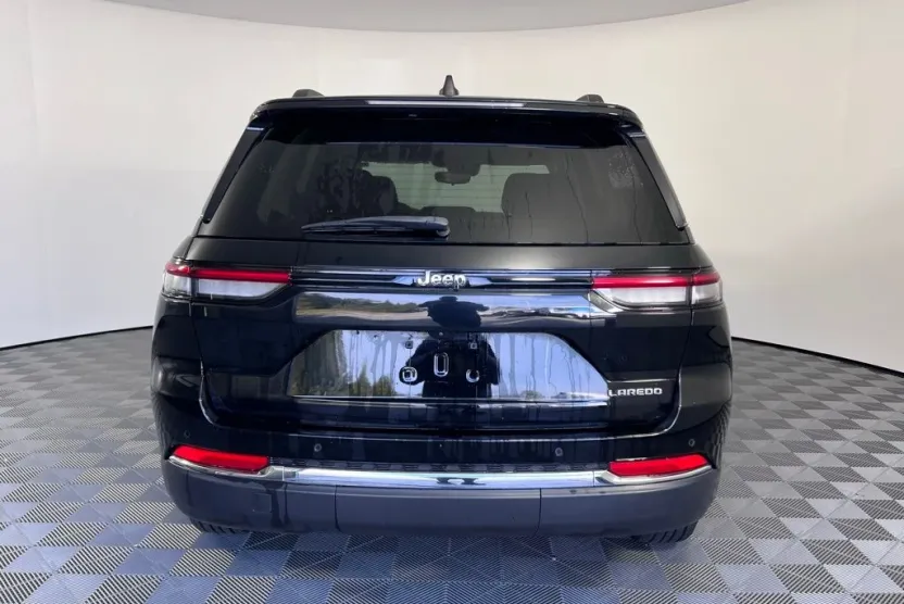 2023 Jeep Grand Cherokee Laredo photo 1