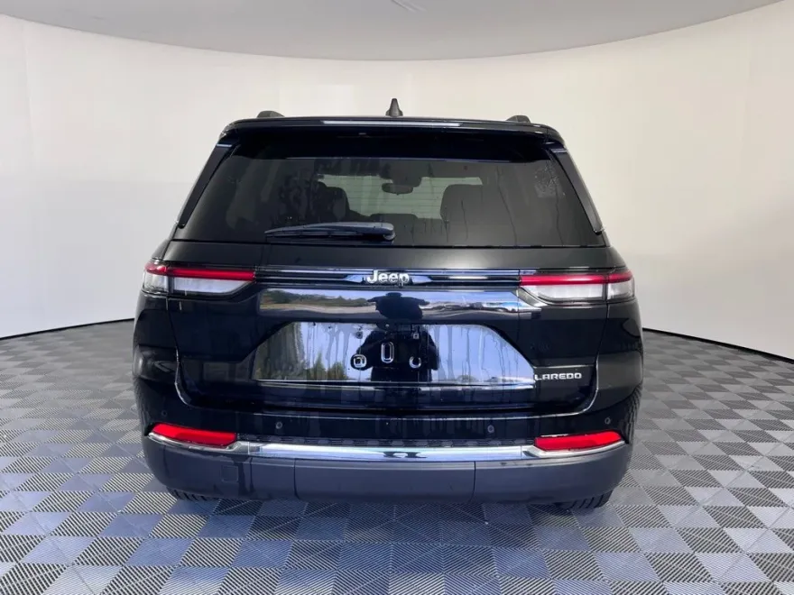 2023 Jeep Grand Cherokee Laredo photo 1