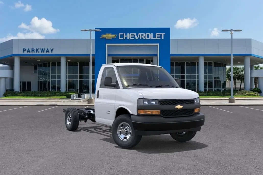 2025 Chevrolet Express Cutaway 3500 photo 1