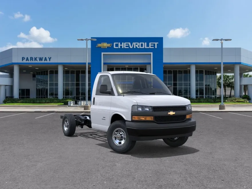 2025 Chevrolet Express Cutaway 3500 photo 1
