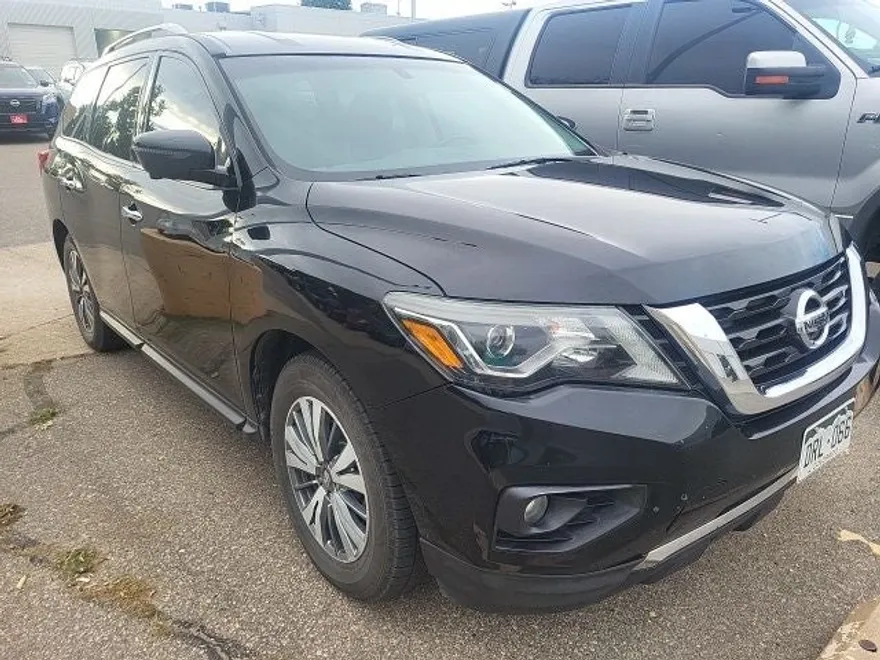2017 Nissan Pathfinder SL photo 1