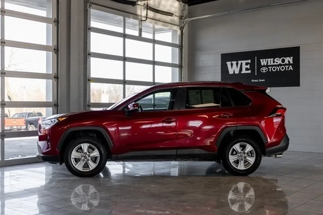 2021 Toyota RAV4 XLE photo 1
