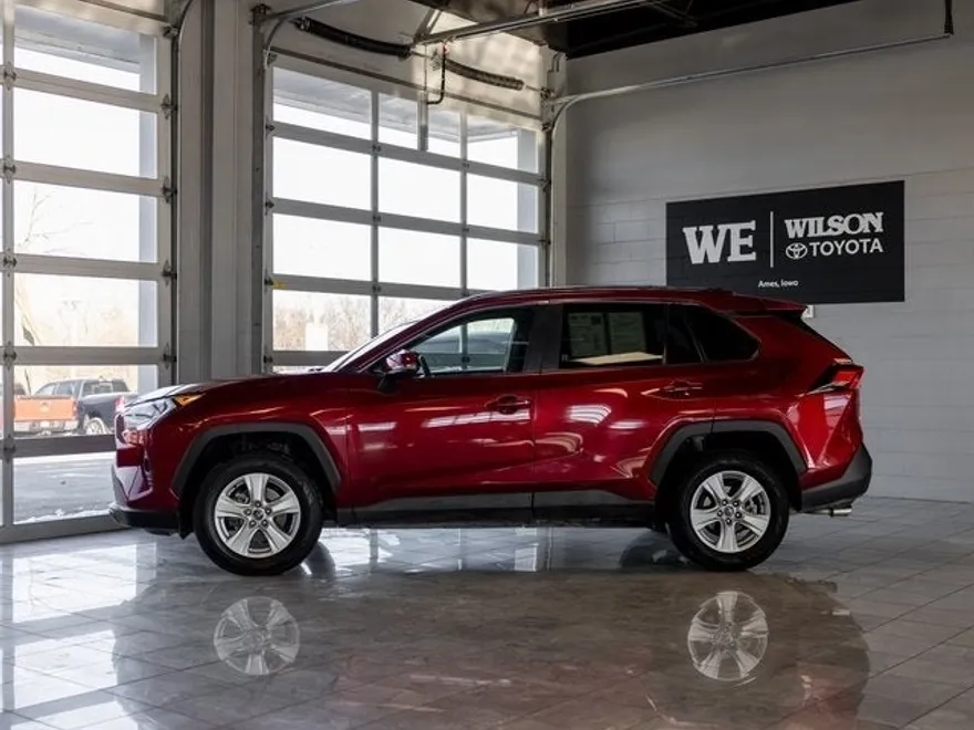 2021 Toyota RAV4 XLE photo 1