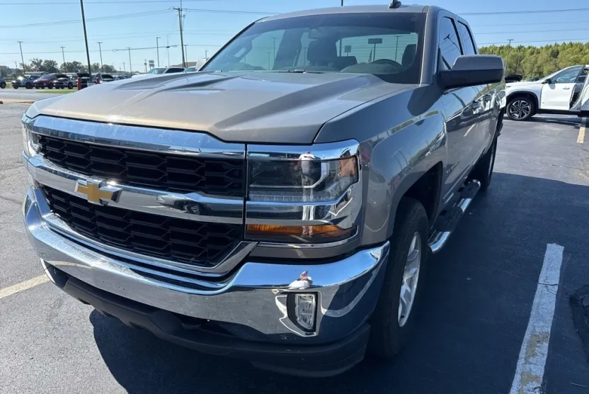 2017 Chevrolet Silverado 1500 LT photo 1