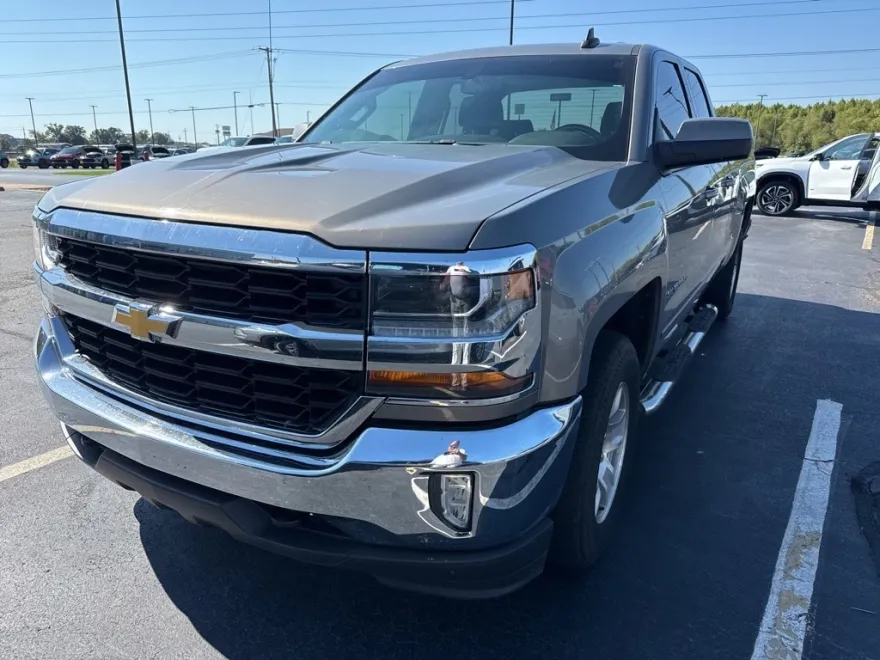 2017 Chevrolet Silverado 1500 LT photo 1