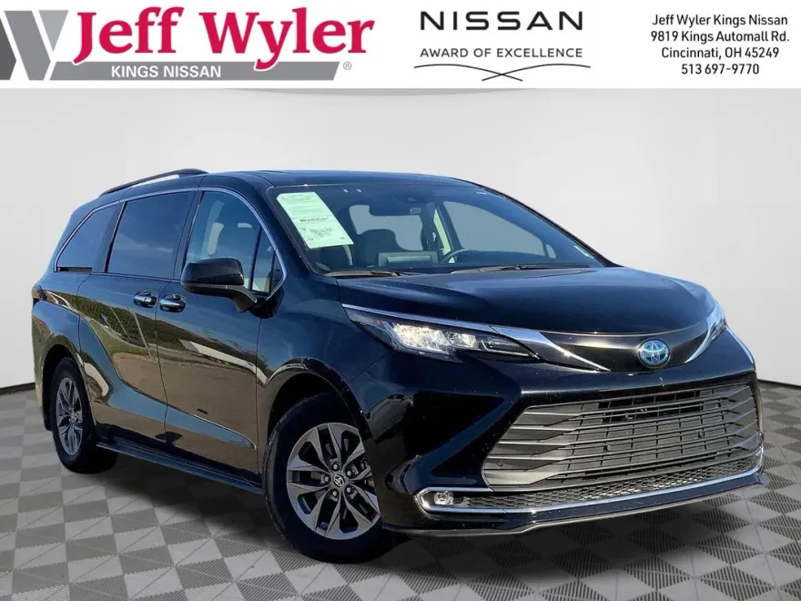 2023 Toyota Sienna XLE photo 1