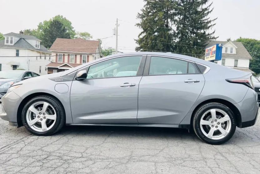 2018 Chevrolet Volt LT photo 1