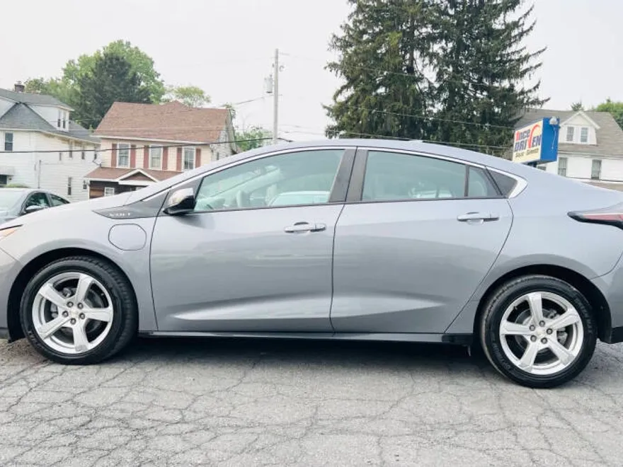 2018 Chevrolet Volt LT photo 1