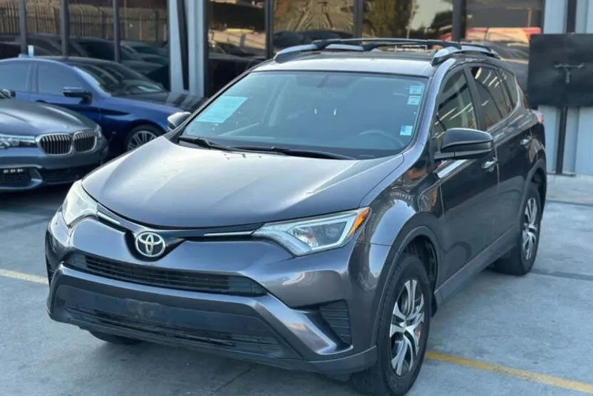 2016 Toyota RAV4 LE photo 1