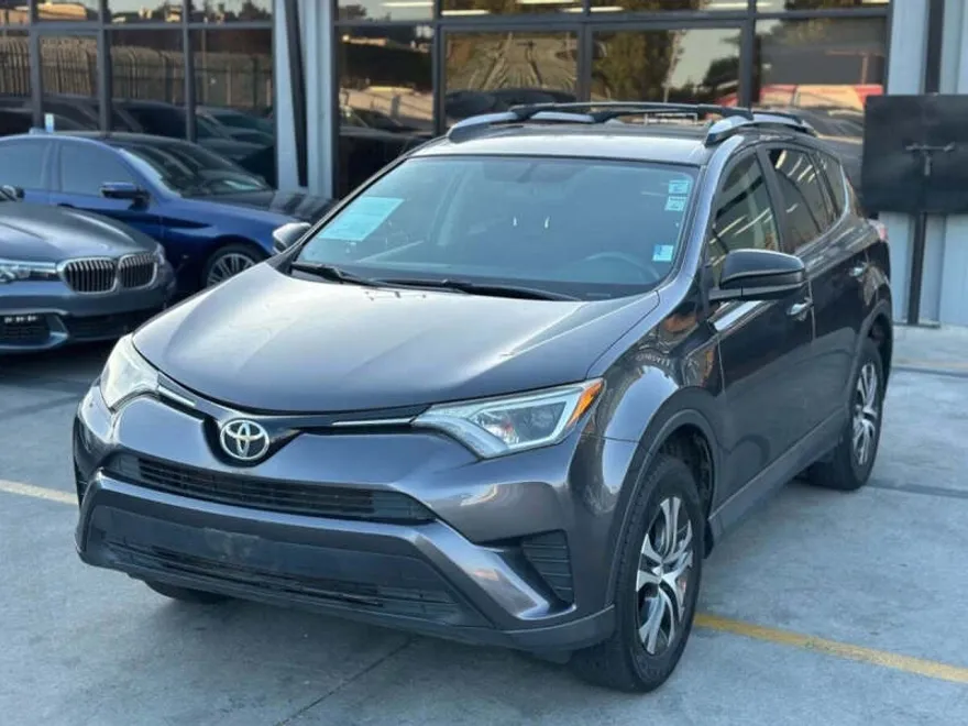 2016 Toyota RAV4 LE photo 1