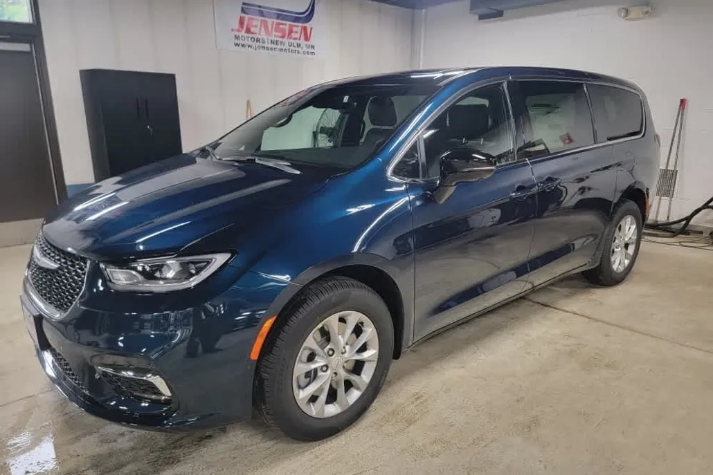 2025 Chrysler Pacifica photo 1